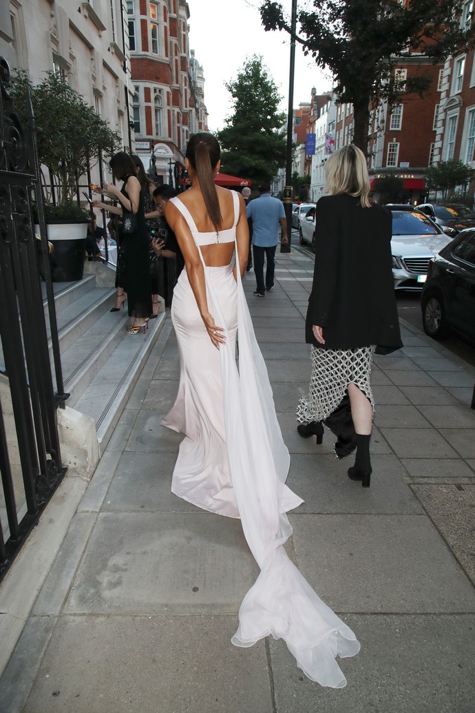 Наоми Харрис и Эмма Тинн ошеломили всех откровенным нарядом на VIP-ужине Vogue X Sabina Bilenko Couture