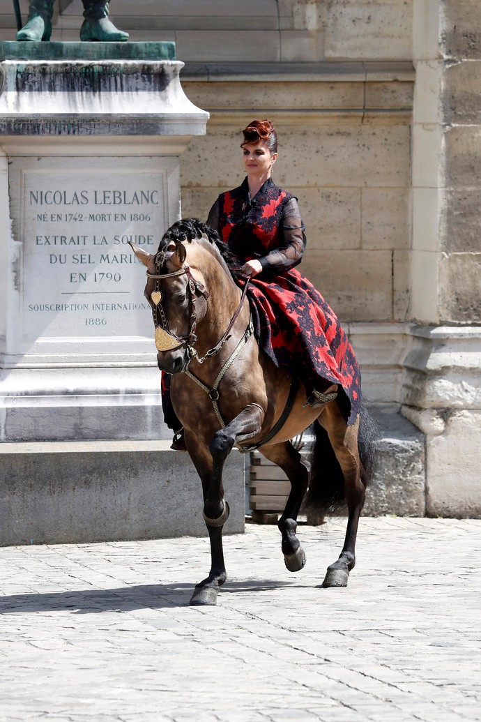 Лошади, паяцы и акробатки: Франк Сорбье подошел к показу мод с нетрадиционной оригинальностью