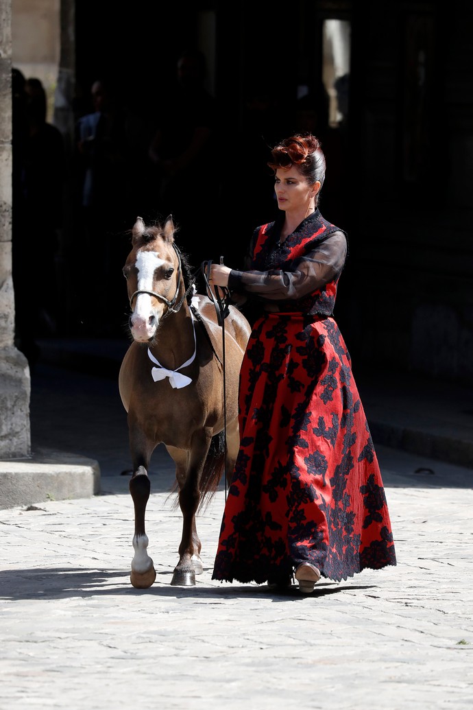 Лошади, паяцы и акробатки: Франк Сорбье подошел к показу мод с нетрадиционной оригинальностью