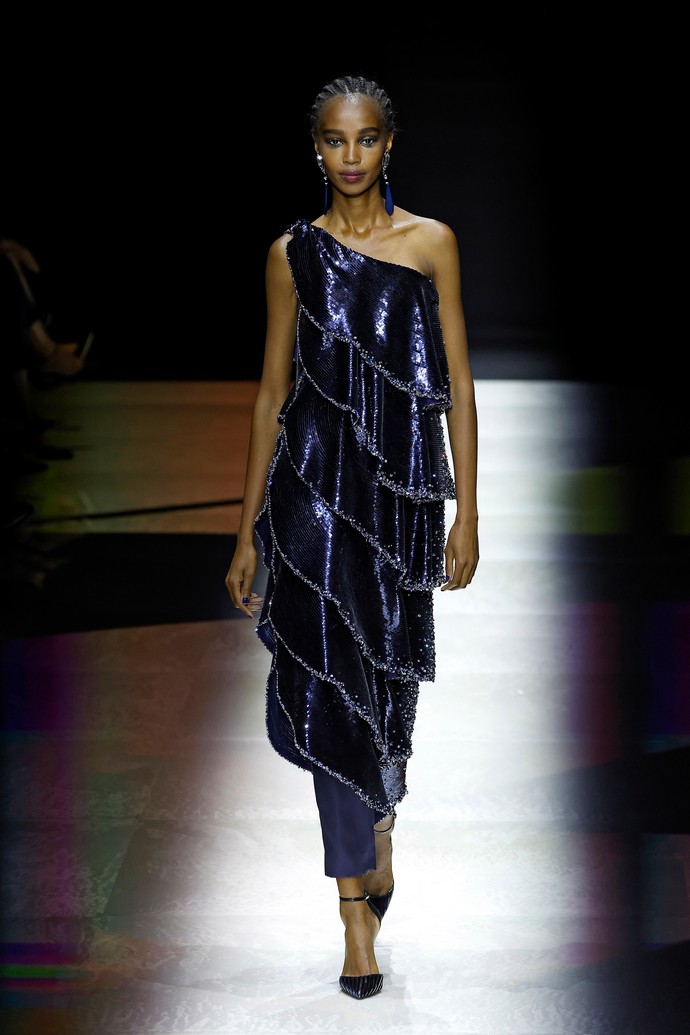 Модельный дом Giorgio Armani не придумал ничего нового, как добавить блеска и оголить плечи