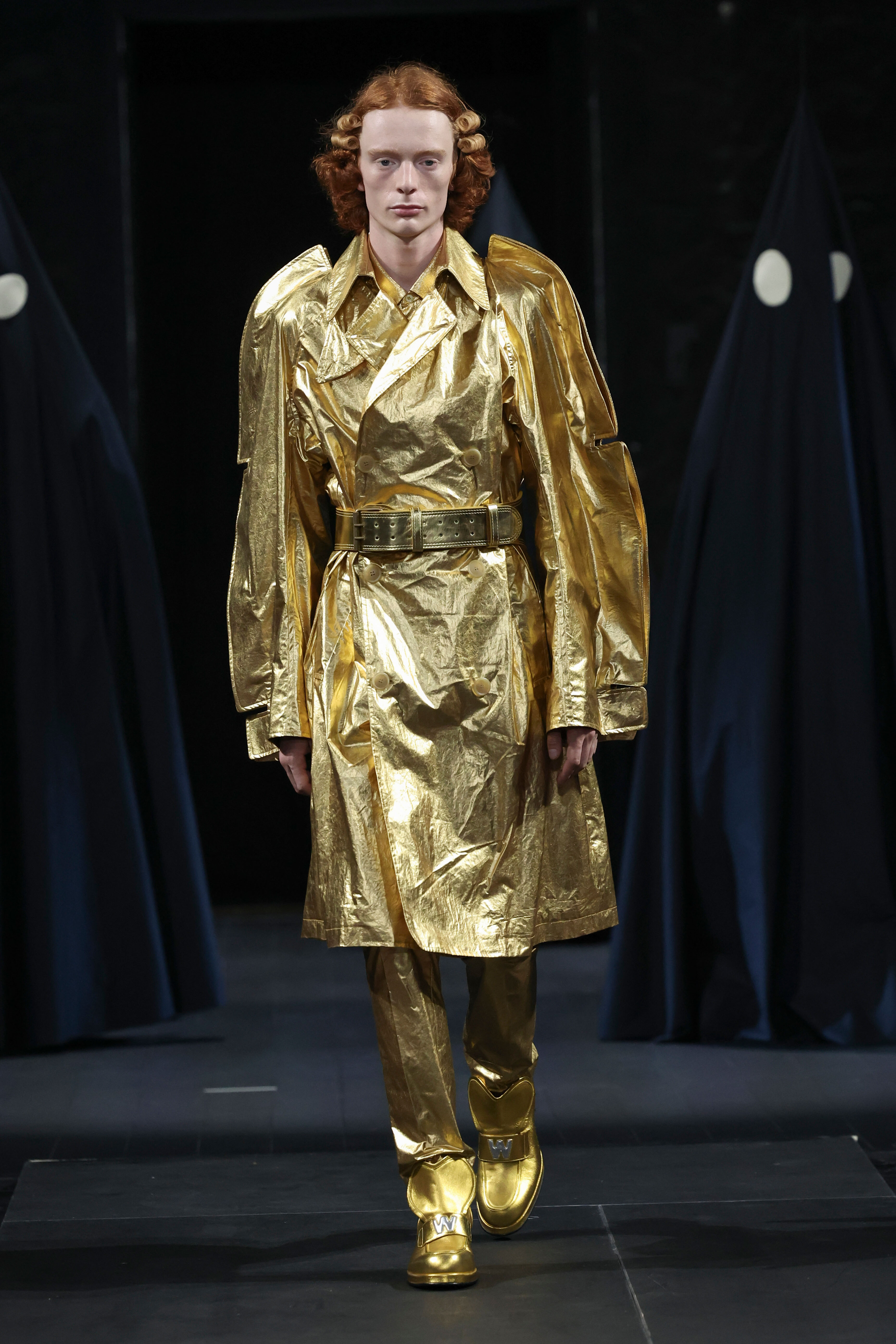 Извращенный театральный ренессанс: Бельгийский модельер Walter Van Beirendonck пригласил всех в театр на показе свой новой коллекции. ТОП-10 самых завораживающих образов.

