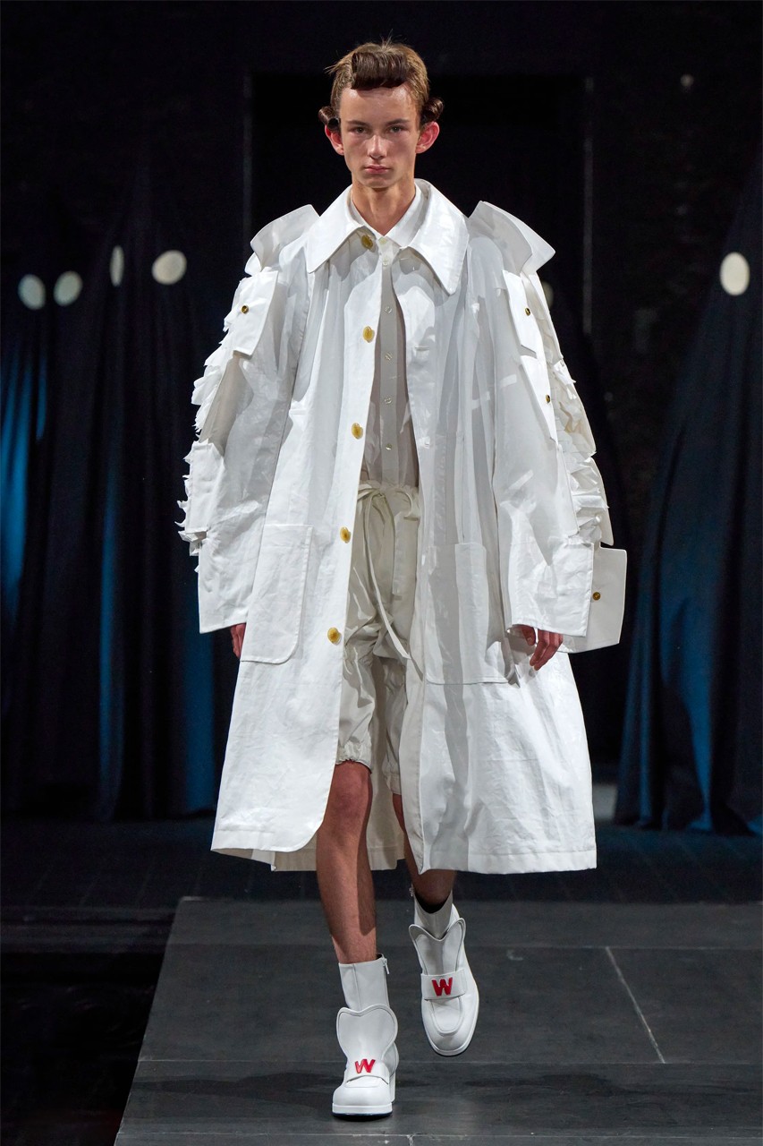 Извращенный театральный ренессанс: Бельгийский модельер Walter Van Beirendonck пригласил всех в театр на показе свой новой коллекции. ТОП-10 самых завораживающих образов.

