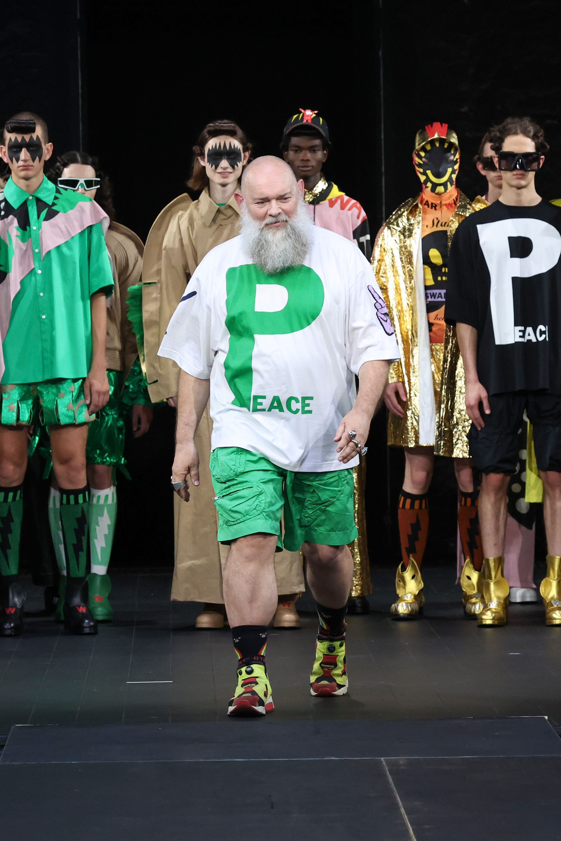 Извращенный театральный ренессанс: Бельгийский модельер Walter Van Beirendonck пригласил всех в театр на показе свой новой коллекции. ТОП-10 самых завораживающих образов.


