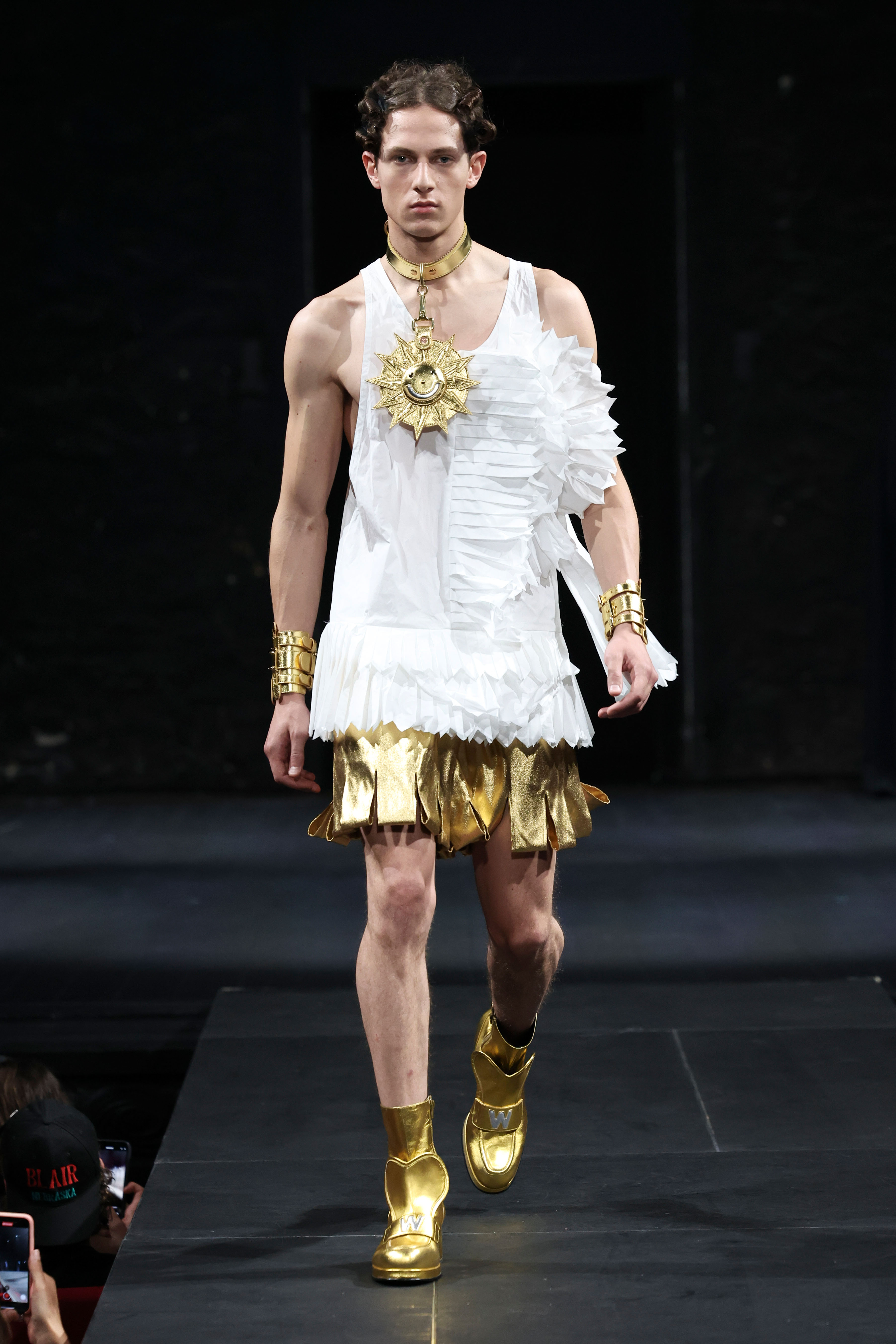 Извращенный театральный ренессанс: Бельгийский модельер Walter Van Beirendonck пригласил всех в театр на показе свой новой коллекции. ТОП-10 самых завораживающих образов.

