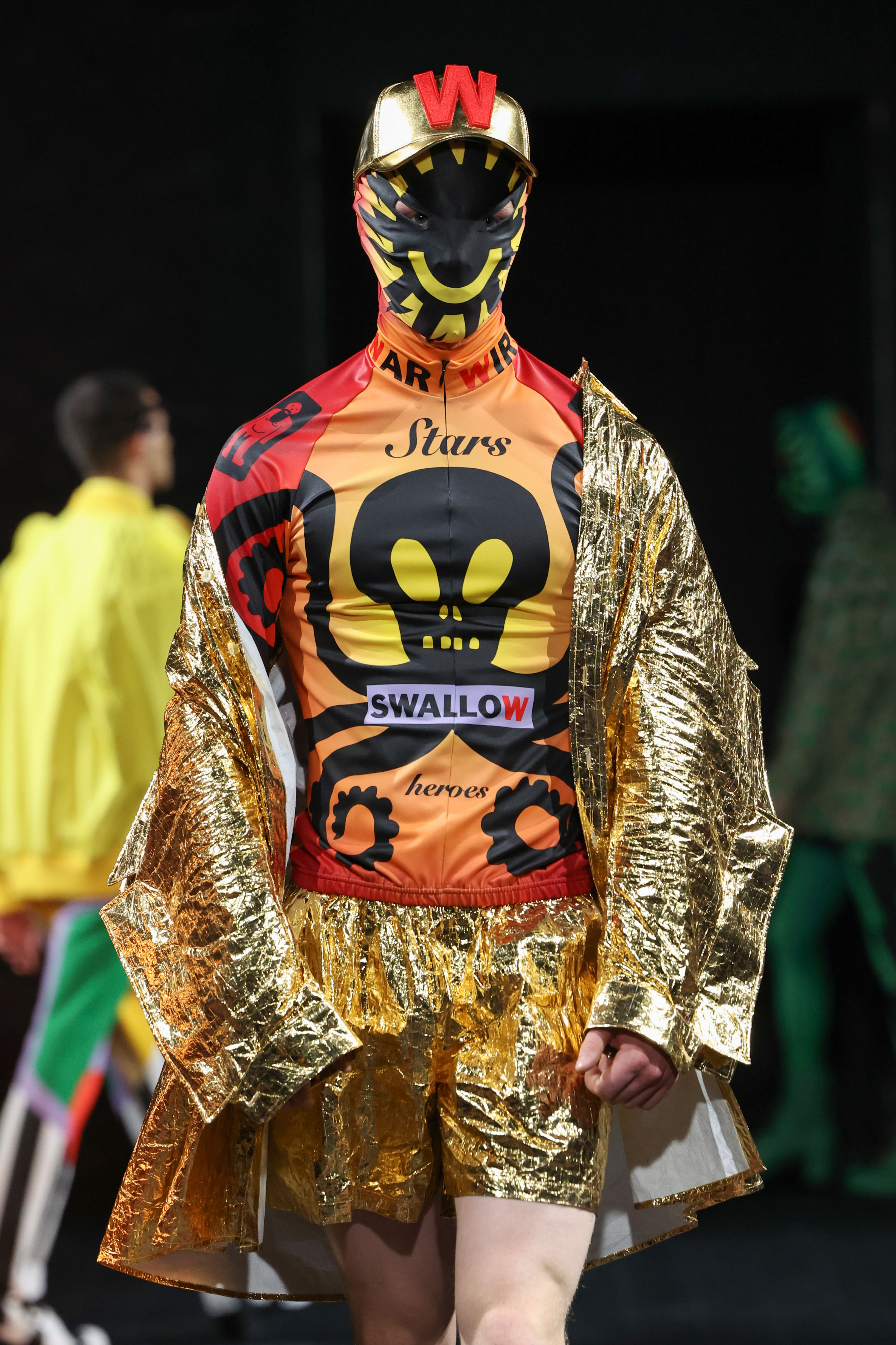 Извращенный театральный ренессанс: Бельгийский модельер Walter Van Beirendonck пригласил всех в театр на показе свой новой коллекции. ТОП-10 самых завораживающих образов.

