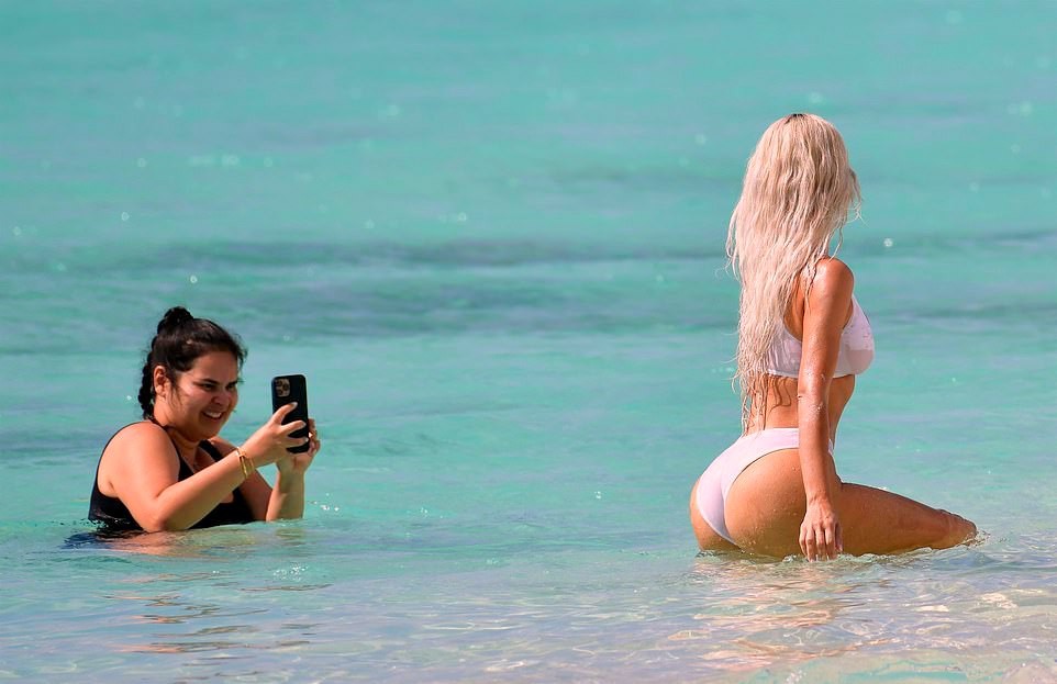 Папарацци застукали Ким Кардашьян во время любительской фотосессии в мокром, прозрачном, белом бикини