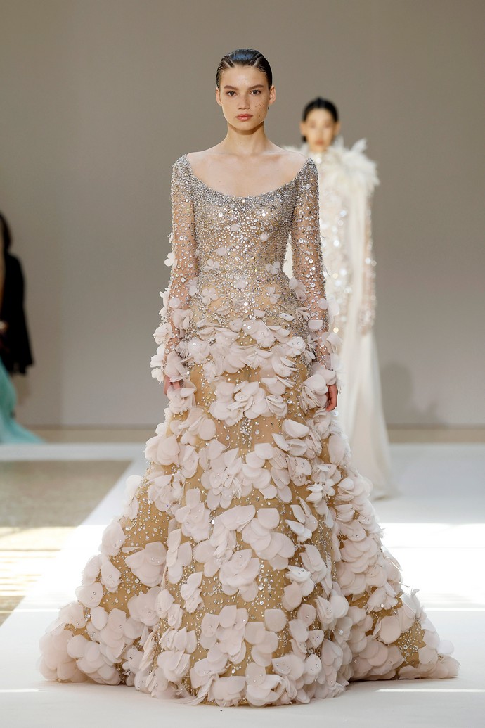 ТОП-10 эротических фантазий арабского мужчины: Elie Saab открывает женское тело на Неделе высокой моды в Париже