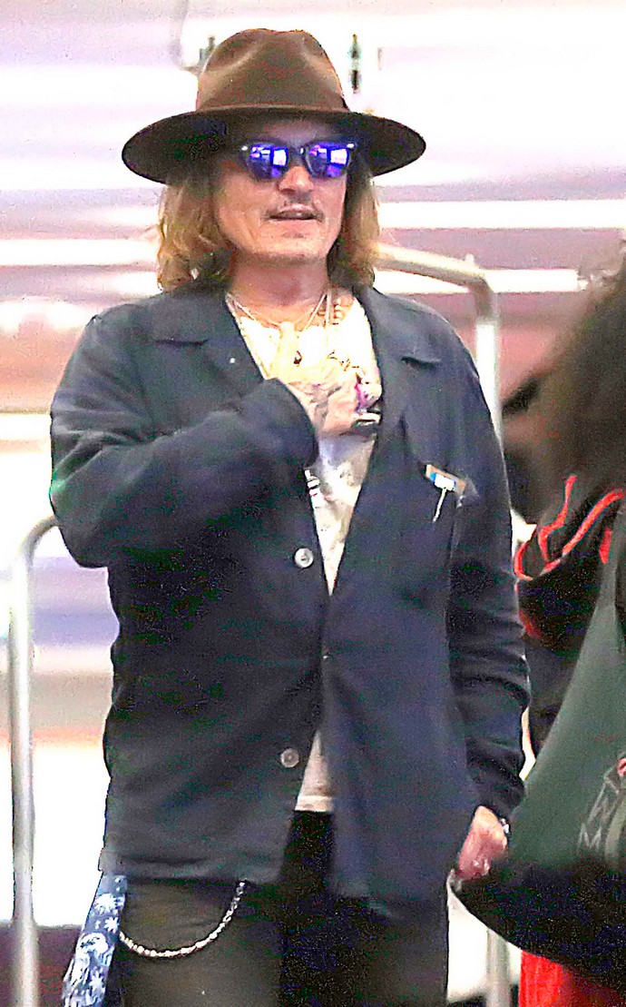 Джонни Депп в стиле «бомжа» засветился в аэропорту Ниццы с неизвестной блондинкой сразу после скандального суда со своей бывшей