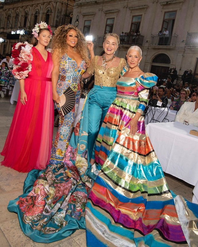 «Старушки-веселушки» Шэрон Стоун и Хелен Миррен в ярких павлиньих нарядах отжигали на показе мод Dolce & Gabbana
