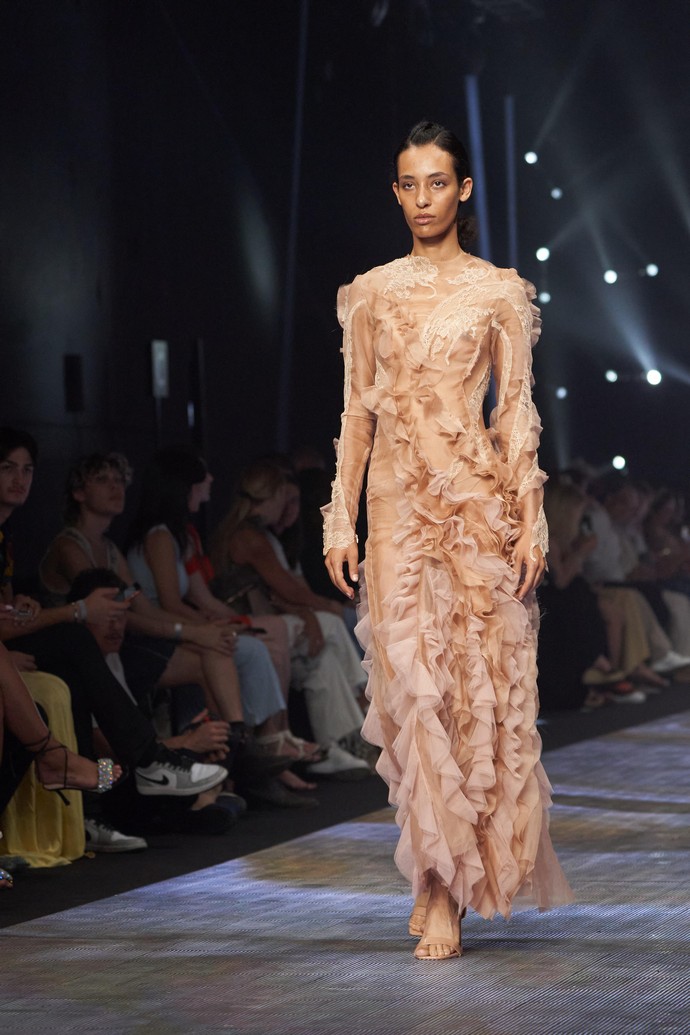 Бренд Saman Loire использовал подручный материал, чтобы сотворить ангела: ТОП-10 улетных образов Бренд Saman Loire использовал подручный материал, чтобы сотворить ангела: ТОП-10 улетных образов