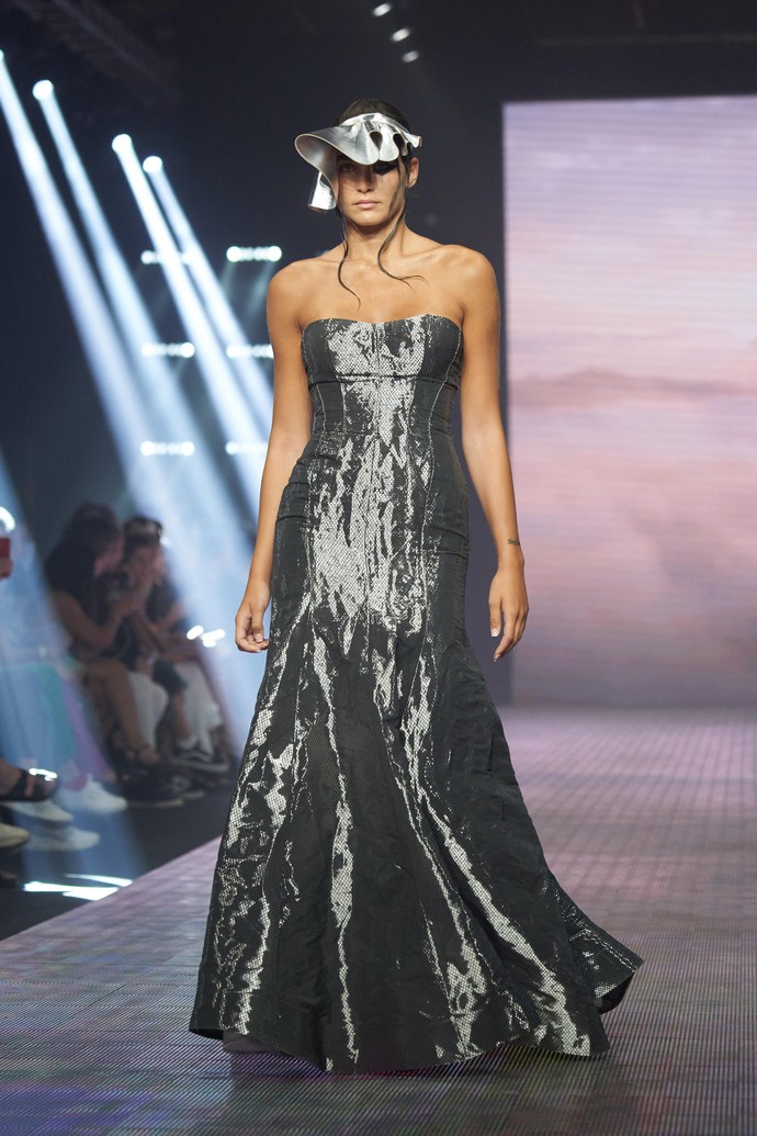 Без гравитации: Antonio Martino Couture представил ТОП-10 странных моделей не от мира сего