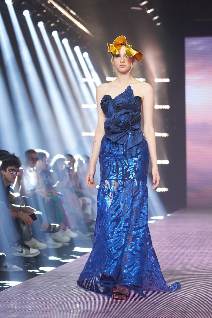 Без гравитации: Antonio Martino Couture представил ТОП-10 странных моделей не от мира сего