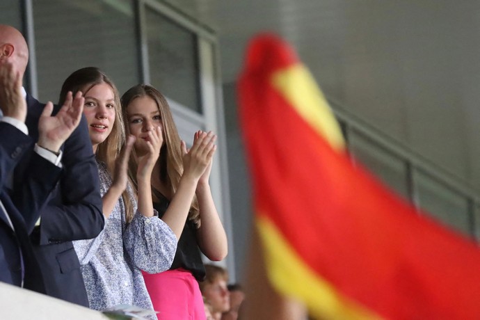 Несовершеннолетние принцессы Испании Леонор и София были замечены без родителей на футболе в Лондоне