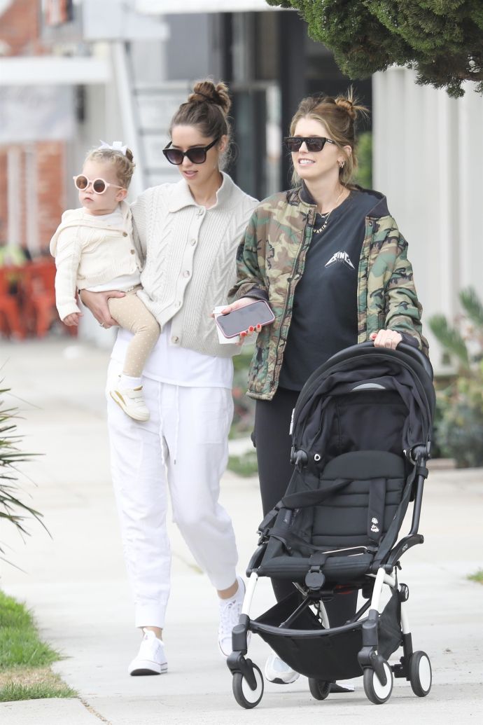 Папарацци "застукали" Кэтрин Шварценеггер в неряшливом виде на рынке Папарацци "застукали" Кэтрин Шварценеггер в неряшливом виде на рынке