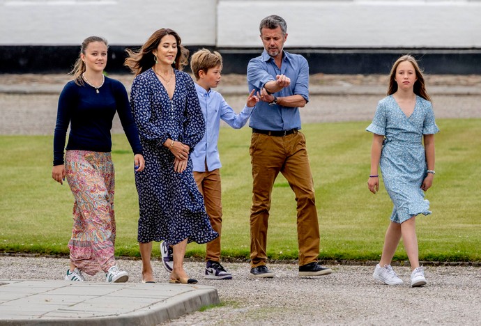 Датская королевская семья отказалась от роскоши в пользу сельской одежды