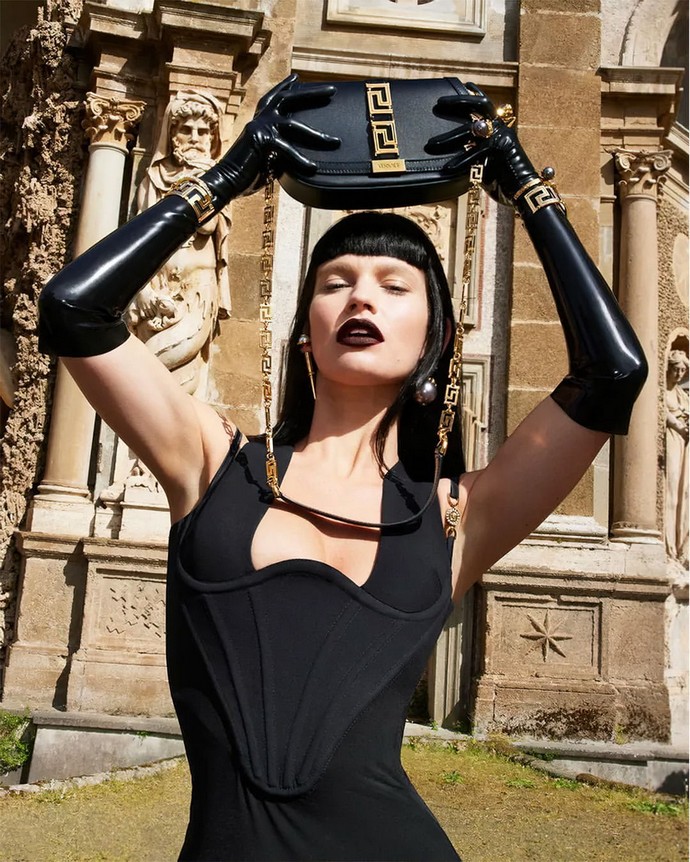 «Золушка» Лили Джеймс убрала брови и превратилась в сексуальную женщину-вамп в платьях от Versace