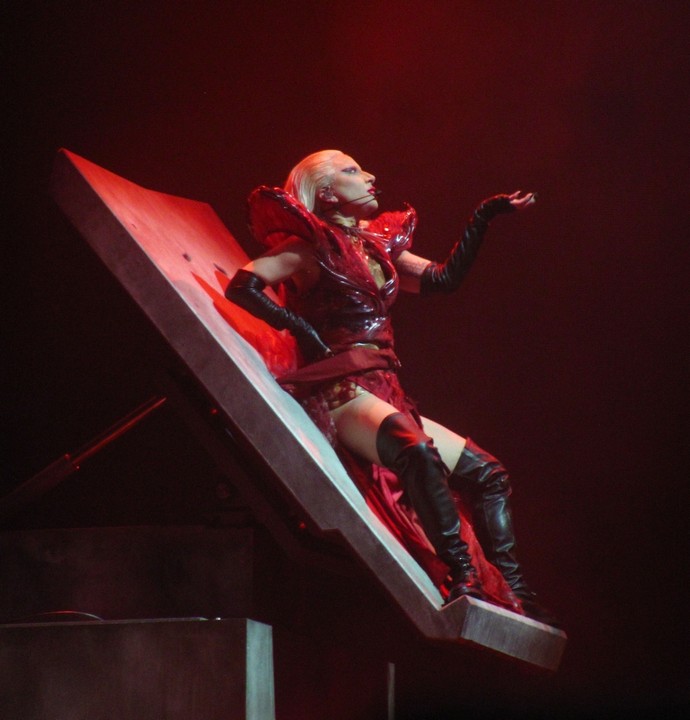 Шоу хаоса и жестокости: Полуголая Леди Гага на пыточном столе устроила аншлаг в Лондоне
