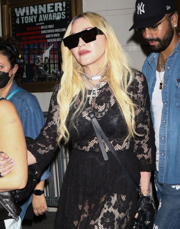 Известная поп-певица Мадонна решила "тряхнуть стариной" и вырядилась в образ готки