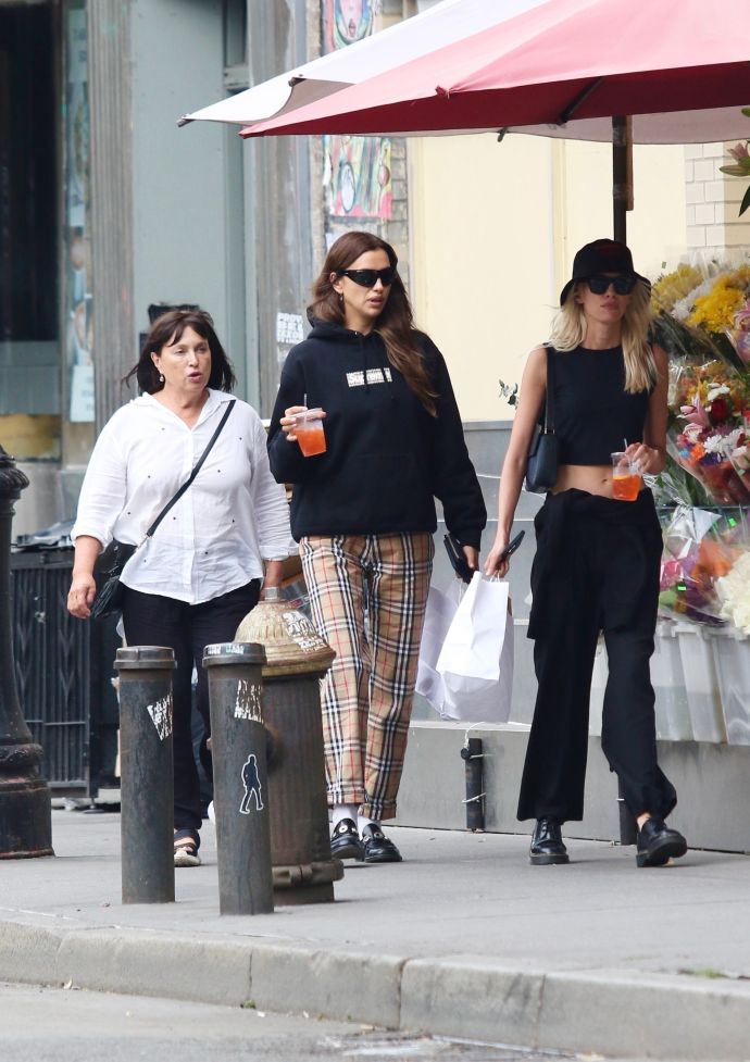 Папарацци сделали фото Ирины Шейк во время семейной прогулки с любовницей и мамой