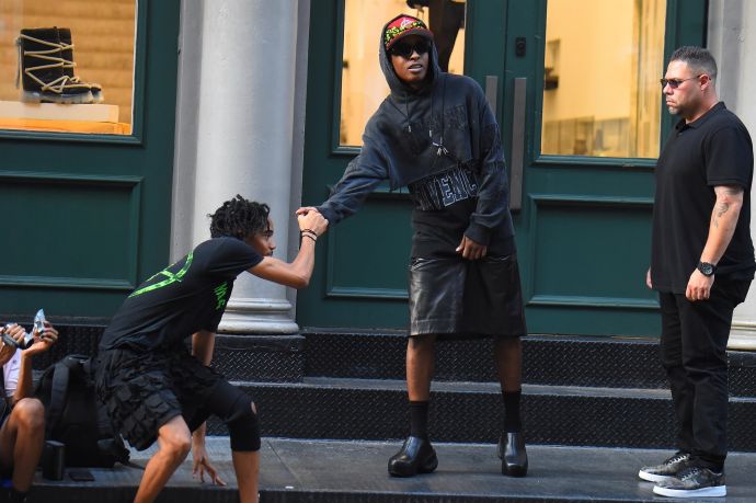 Американский рэпер ASAP Rocky сразил наповал публику, появившись на улице в женском прикиде