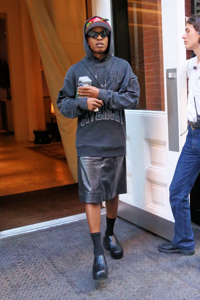 Американский рэпер ASAP Rocky сразил наповал публику, появившись на улице в женском прикиде