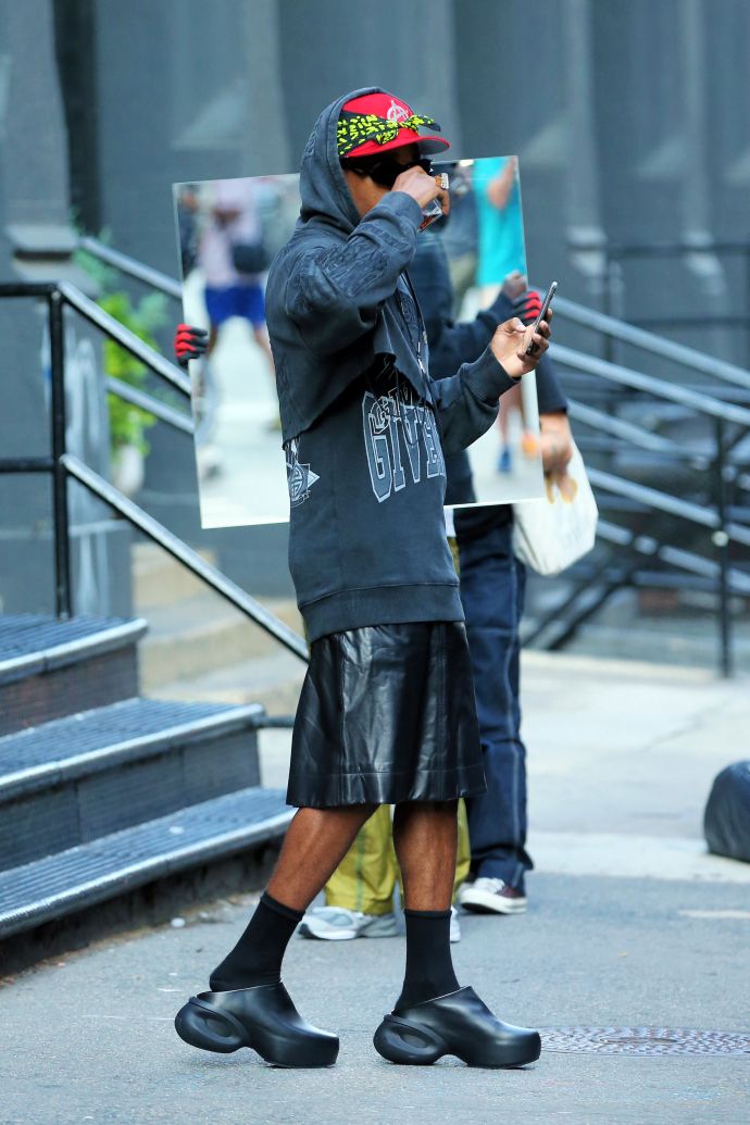 Американский рэпер ASAP Rocky сразил наповал публику, появившись на улице в женском прикиде Американский рэпер ASAP Rocky сразил наповал публику, появившись на улице в женском прикиде