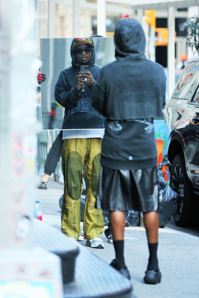 Американский рэпер ASAP Rocky сразил наповал публику, появившись на улице в женском прикиде Американский рэпер ASAP Rocky сразил наповал публику, появившись на улице в женском прикиде