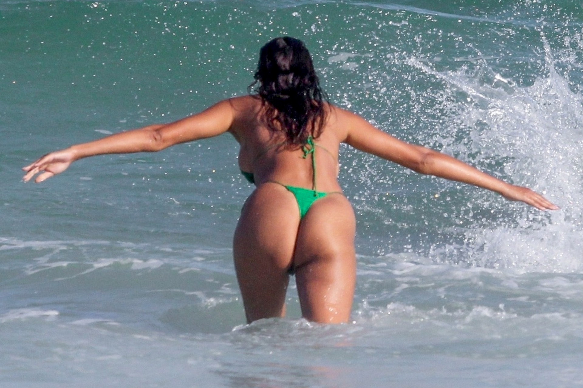 У бразильского ангела «Victoria’s Secret» Лаис Рибейро на пляже выскочила грудь из вязаного купальника
