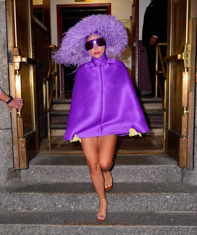 Хотела остаться незамеченной: Эпатажная Леди Гага обошлась без сырого мясного платья и телефона вместо шляпы