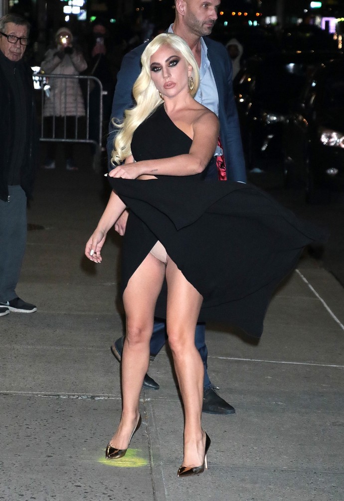 Хотела остаться незамеченной: Эпатажная Леди Гага обошлась без сырого мясного платья и телефона вместо шляпы