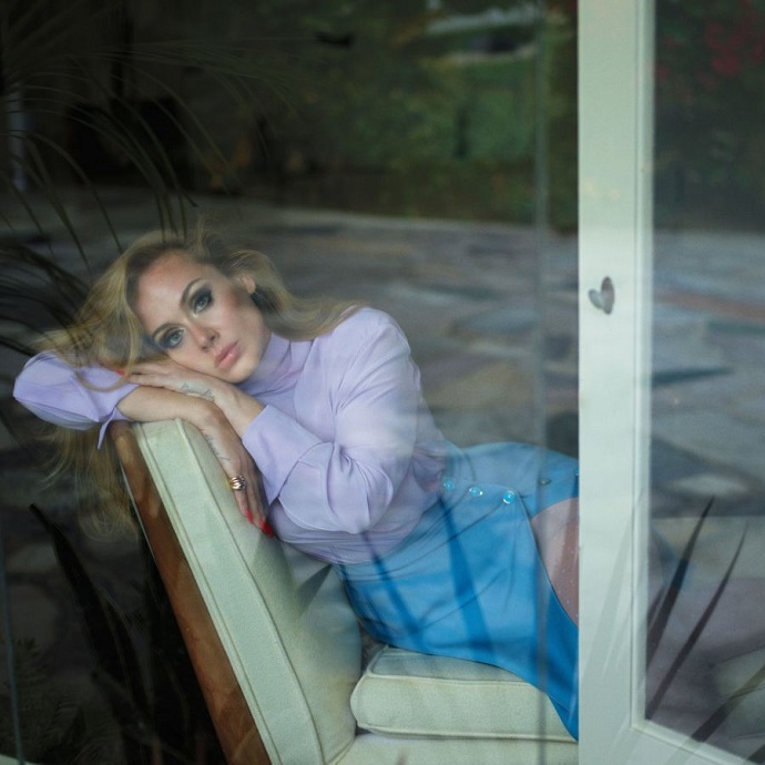 Похудевшая Адель примерила образы "богатенькой дамочки" для журнала Elle