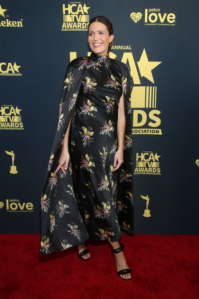 Сидни Суини продемонстрировала открытый бюст, а Мэнди Мур –  округлившийся живот на ежегодной церемонии HCA TV Awards