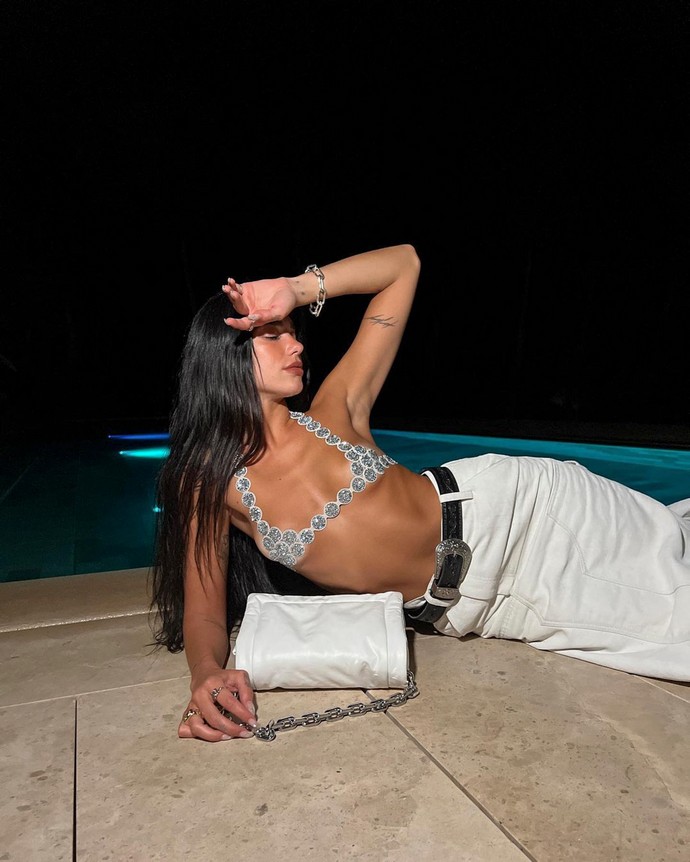 «27-это как в Раю»: Дуа Липа в бикини из кристаллов представила себя Евой в садах Эдема