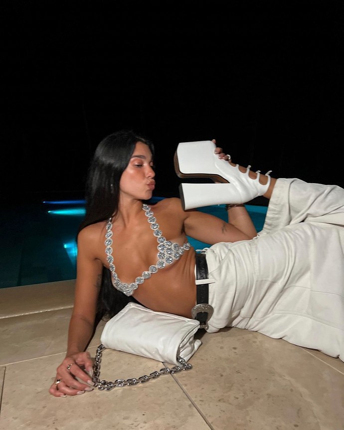 «27-это как в Раю»: Дуа Липа в бикини из кристаллов представила себя Евой в садах Эдема