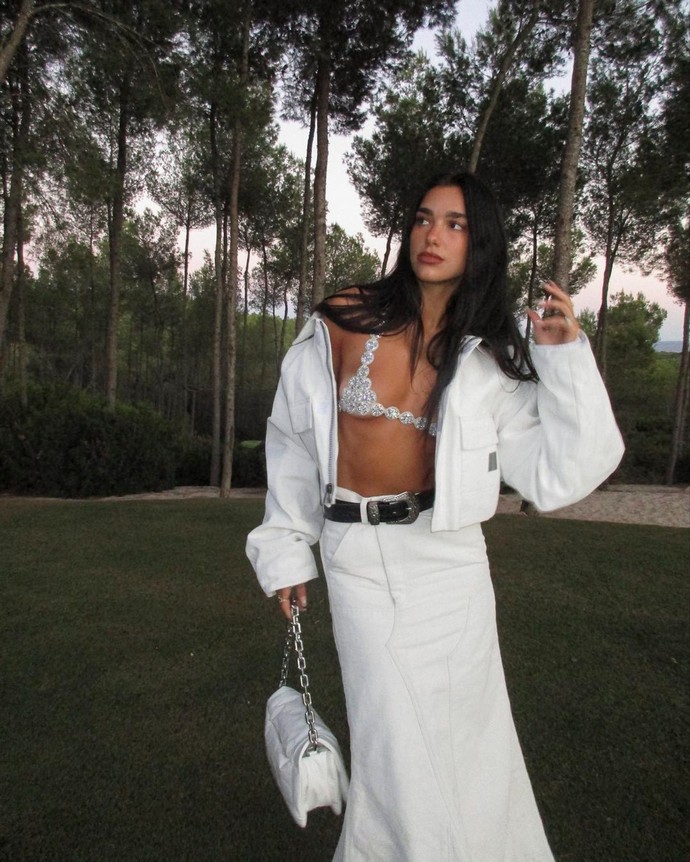 «27-это как в Раю»: Дуа Липа в бикини из кристаллов представила себя Евой в садах Эдема