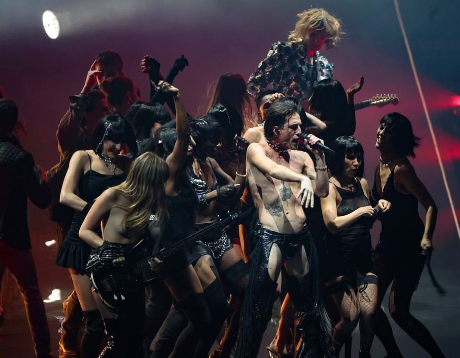 Во время выступления Maneskin на MTV Video Music AwardsДамиано Давид крутил на сцене голым задом в стрингах, а басистка Виктория Де Анджелис обнажила грудь
