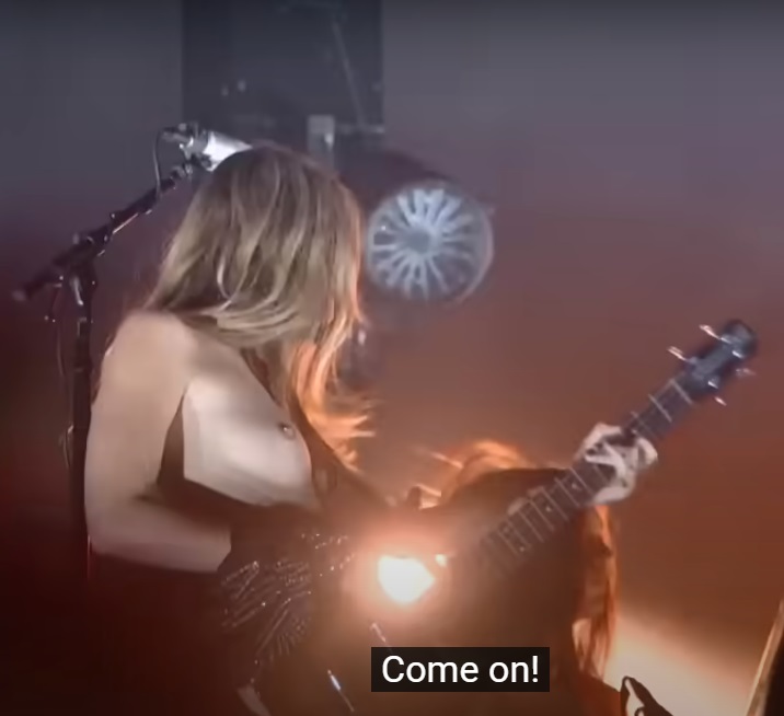 Во время выступления Maneskin на MTV Video Music AwardsДамиано Давид крутил на сцене голым задом в стрингах, а басистка Виктория Де Анджелис обнажила грудь