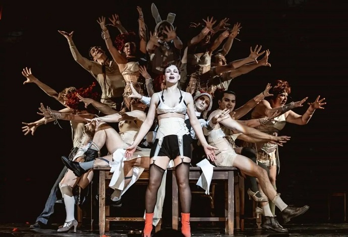 Вернувшись в Россию, Алла Пугачева окунулась с головой в светскую жизнь Вернувшись в Россию, Алла Пугачева окунулась с головой в светскую жизнь