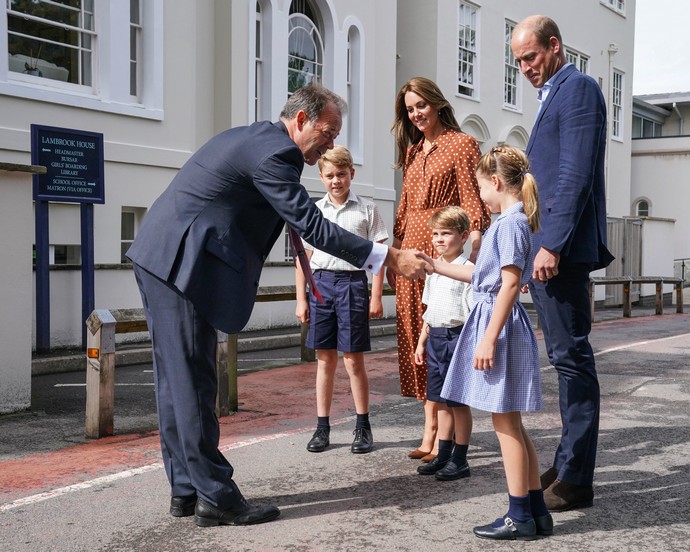 «Со всей бандой»: Принц Уильям и Кейт Миддлтон в гламурном голливудском платье со всеми своим детьми пришли знакомиться с новой школой