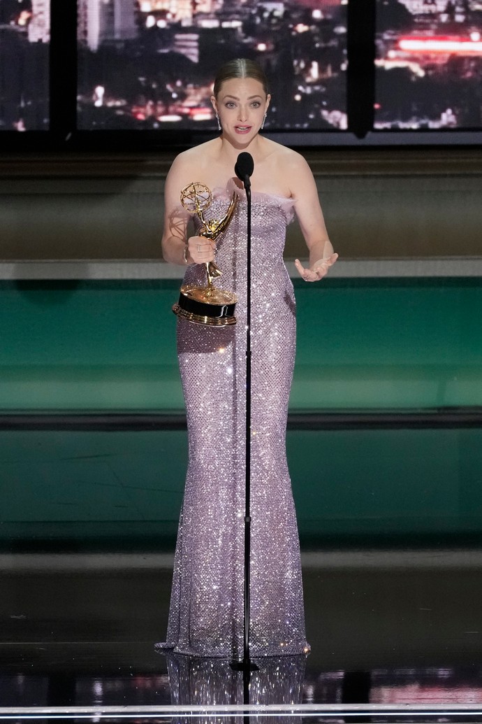 Аманда Сейфрид надела кольчугу и поблагодарила собаку на церемонии вручения Emmy Award