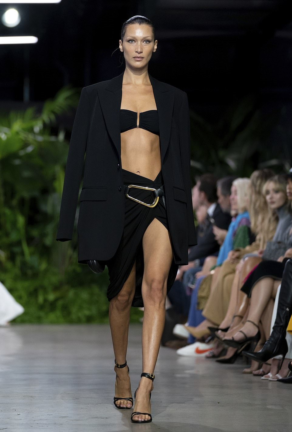 Белла Хадид примерила образ "девушки Джеймса Бонда", а Энн Хэтэуэй напялила на себя "крокодилье" пальто на показе мод Michael Kors