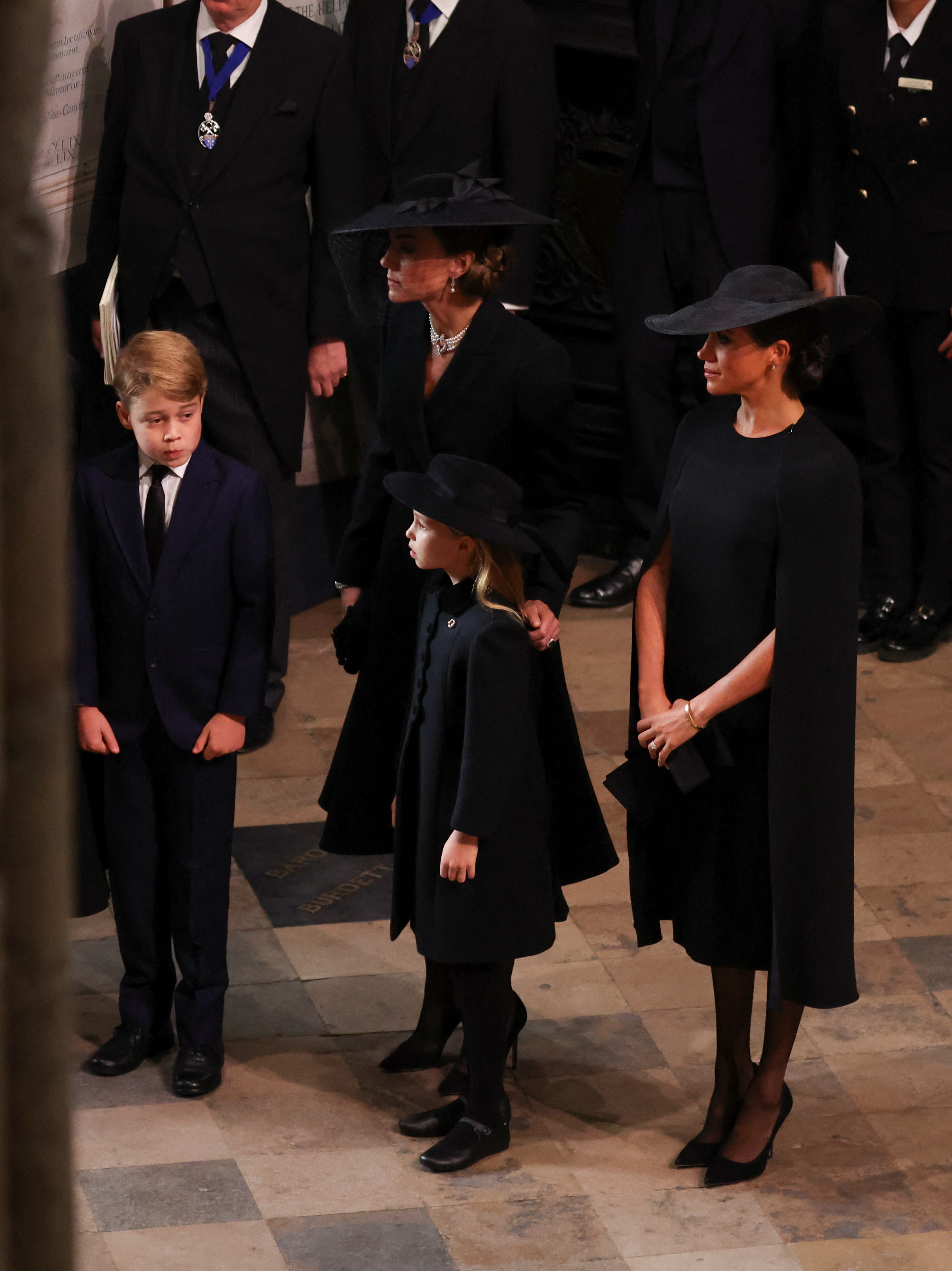 Кейти Миддлтон надела украшения королевы Елизаветы II на похороны и привела с собой детей