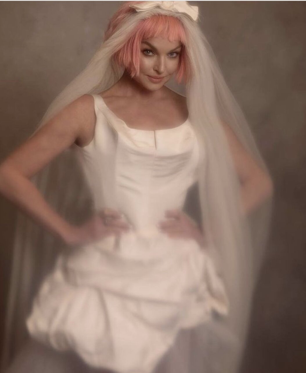 Уж замуж невтерпёж: Анастасия Волочкова в образе потрепанной невесты с розовыми волосами поразила публику
