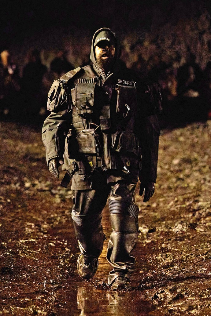 Канье Уэст в стиле Вассермана, Белла Хадид с шипованными протезами и Рената Литвинова в шубе ходили по колено в грязи на показе Balenciaga Канье Уэст в стиле Вассермана, Белла Хадид с шипованными протезами и Рената Литвинова в шубе ходили по колено в грязи на показе Balenciaga