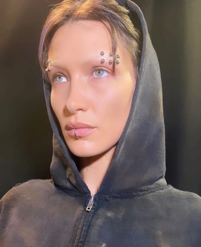 Канье Уэст в стиле Вассермана, Белла Хадид с шипованными протезами и Рената Литвинова в шубе ходили по колено в грязи на показе Balenciaga Канье Уэст в стиле Вассермана, Белла Хадид с шипованными протезами и Рената Литвинова в шубе ходили по колено в грязи на показе Balenciaga