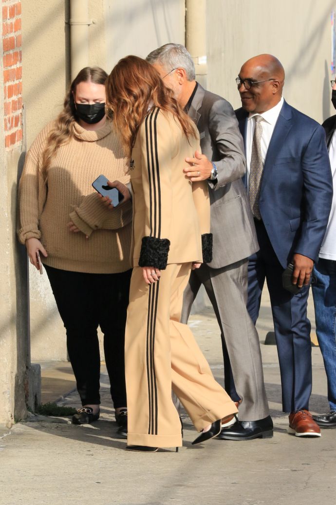 "Похожи на женатую парочку": Джордж Клуни и Джулия Робертс появились на публике под ручку и невероятно сочетались по стилю одежды