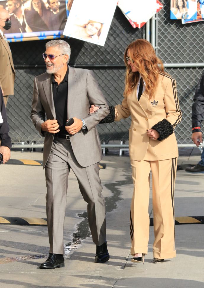 "Похожи на женатую парочку": Джордж Клуни и Джулия Робертс появились на публике под ручку и невероятно сочетались по стилю одежды