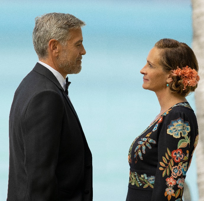 "Похожи на женатую парочку": Джордж Клуни и Джулия Робертс появились на публике под ручку и невероятно сочетались по стилю одежды