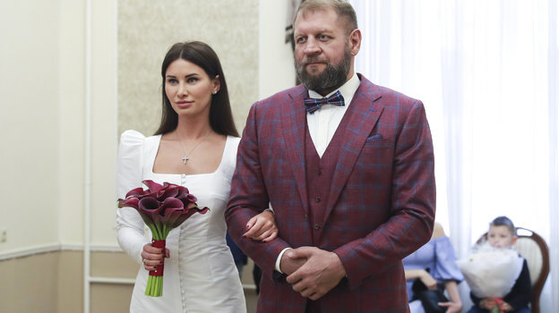 Боец Александр Емельяненко снова женился