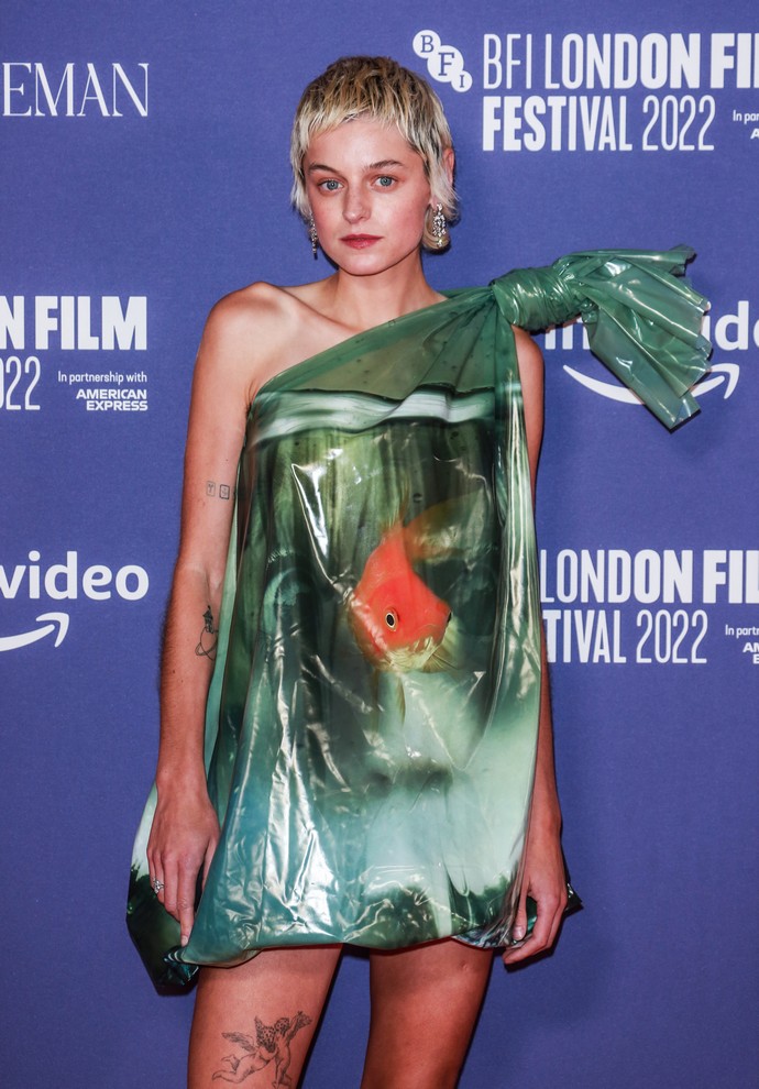 Странная Эмма Коррин в пластиковом мешке вместо платья рассуждает о странностях принцессы Дианы